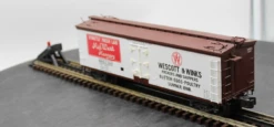 K-Line K742-8028 Mid West Hennery Wood Sided Reefer O Scale Used Excellent(K Line K742 8028 Mid West Hennery Wood Sided Reefer O Scale Used Excellent)
