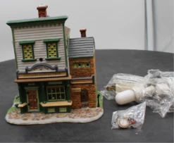 DEPT 56 56.56628 Walton Clocks BuildingLike New(Dept 56 56 56628 Walton Clocks Building Like New)