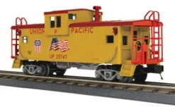 MTH Railking 30-77367 Union Pacific Extended Vision Caboose #25747 With Flag O SCALE Limited NEW(Mth Railking 30 77367 Union Pacific Extended Vision Caboose 25747 With Flag O Scale Limited New)