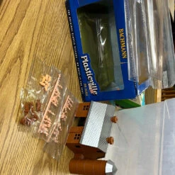 Bachmann Plasticville Barn Plus Figures HO SCALE(Bachmann Plasticville Barn Plus Figures Ho Scale)