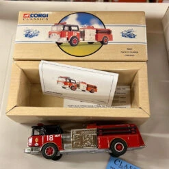 Corgi 98484 Mack Pumper Of Chicago Die Cast Fire Truck Tarnished(Corgi 98484 Mack Pumper Of Chicago Die Cast Fire Truck)
