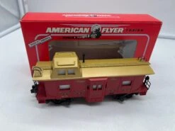 American Flyer By Lionel 6-48712 Christmas Bay Window Caboose S SCALE Like New(American Flyer By Lionel 6 48712 Christmas Bay Window Caboose S Scale Like New)