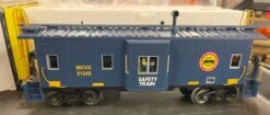 MTH Railking 30-77271 CSX Bay Window Caboose #21245. O SCALE NEW(Mth Railking 30 77271 Csx Bay Window Caboose 21245 O Scale New)