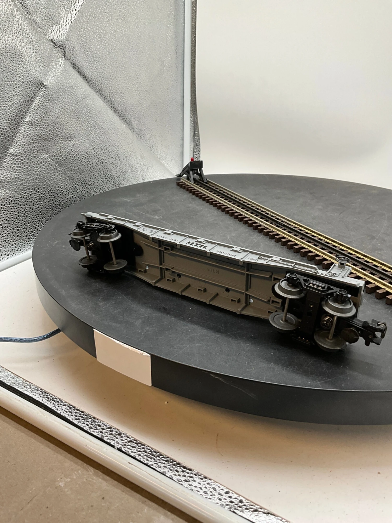 MTH Railking 30-7660 Flat Car W/Ertl 1965 Ford Cobras O SCALE Used Excellent(Mth Railking 30 7660 Flat Car W Ertl 1965 Ford Cobras O Scale Used Excellent) 5 MTH Railking 30-7660 Flat Car W/Ertl 1965 Ford Cobras O SCALE Used Excellent(Mth Railking 30 7660 Flat Car W Ertl 1965 Ford Cobras O Scale Used Excellent) - Image 3