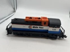 Lionel 6-28594 WHITE PASS & YUKON NW-2 SWITCHER #120 O SCALE NEW(Lionel 6 28594 White Pass Yukon Nw 2 Switcher 120 O Scale New) -BRADY’S TRAINS MODELs 5D0D003D A0FE 490B 8C8F C31EAA5A2FAD