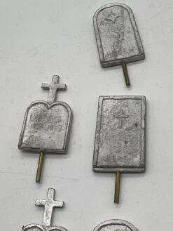 Set Of 6 Gravestones Metal Detailed G SCALE Like New No Box(Set Of 6 Gravestones Metal Detailed G Scale Like New No Box) -BRADY’S TRAINS MODELs 7E4EE125 3935 405F A658 4FB0095D15CB
