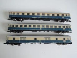 Marklin 8720 8721 8722 SET Of 2 Passenger Cars & Baggage Car Z SCALE (1:220)(Marklin 8720 8721 8722 Set Of 2 Passenger Cars Baggage Car Z Scale 1 220)
