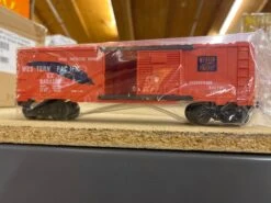 Lionel 6-19260 6464-100 WP Western Pacific Box Car Orange O SCALE NEW(Lionel Trains 6 19260 6464 100 Wp Western Pacific Box Car O Scale New)