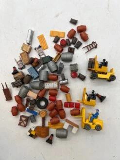 HOFIGURES FACTORY WORKERS PACK 1 - FORKLIFTS, BARRELS, CRATES DETAILS HO SCALE Used Excellent No Box(Hofigures Factory Workers Pack 1 Forklifts Barrels Crates Details Ho Scale Used Excellent No Box)