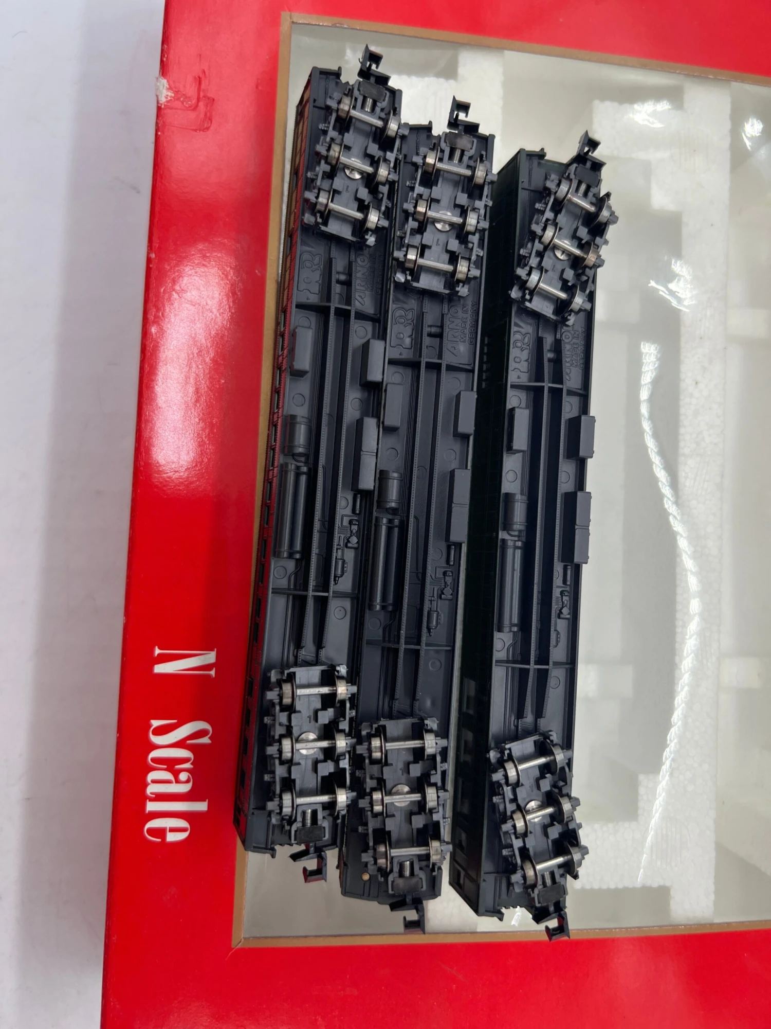 RIVAROSSI 0548 SET OF 3 PULLMAN PASSENGER CARSGREEN N SCALE Like New(Rivarossi 0548 Set Of 3 Pullman Cars N Scale Like New) 6 RIVAROSSI 0548 SET OF 3 PULLMAN PASSENGER CARSGREEN N SCALE Like New(Rivarossi 0548 Set Of 3 Pullman Cars N Scale Like New) - Image 4