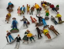 HO FIGURES RANDOM PACK 4 HO SCALE Used Excellent No Box(Hofigures Random Pack 4 Ho Scale Used Excellent No Box)