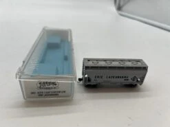 Atlas 3902 ERIE LACKAWANNA 2-Bay Centerflow Hopper Gray/Black N Scale Like New(Atlas 3902 Erie Lackawanna 2 Bay Centerflow Hopper Gray Black N Scale Like New) -BRADY’S TRAINS MODELs IMG 6593