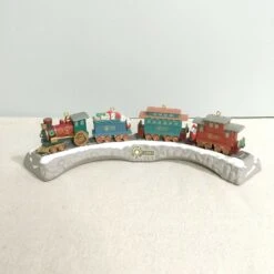 Hallmark Ornament 1991 Claus & Co RR Set Of 4 Train Ornaments Plus Display SZAZ(Hallmark Ornament 1991 Claus Co Rr Set Of 4 Train Ornaments Plus Display Szaz)