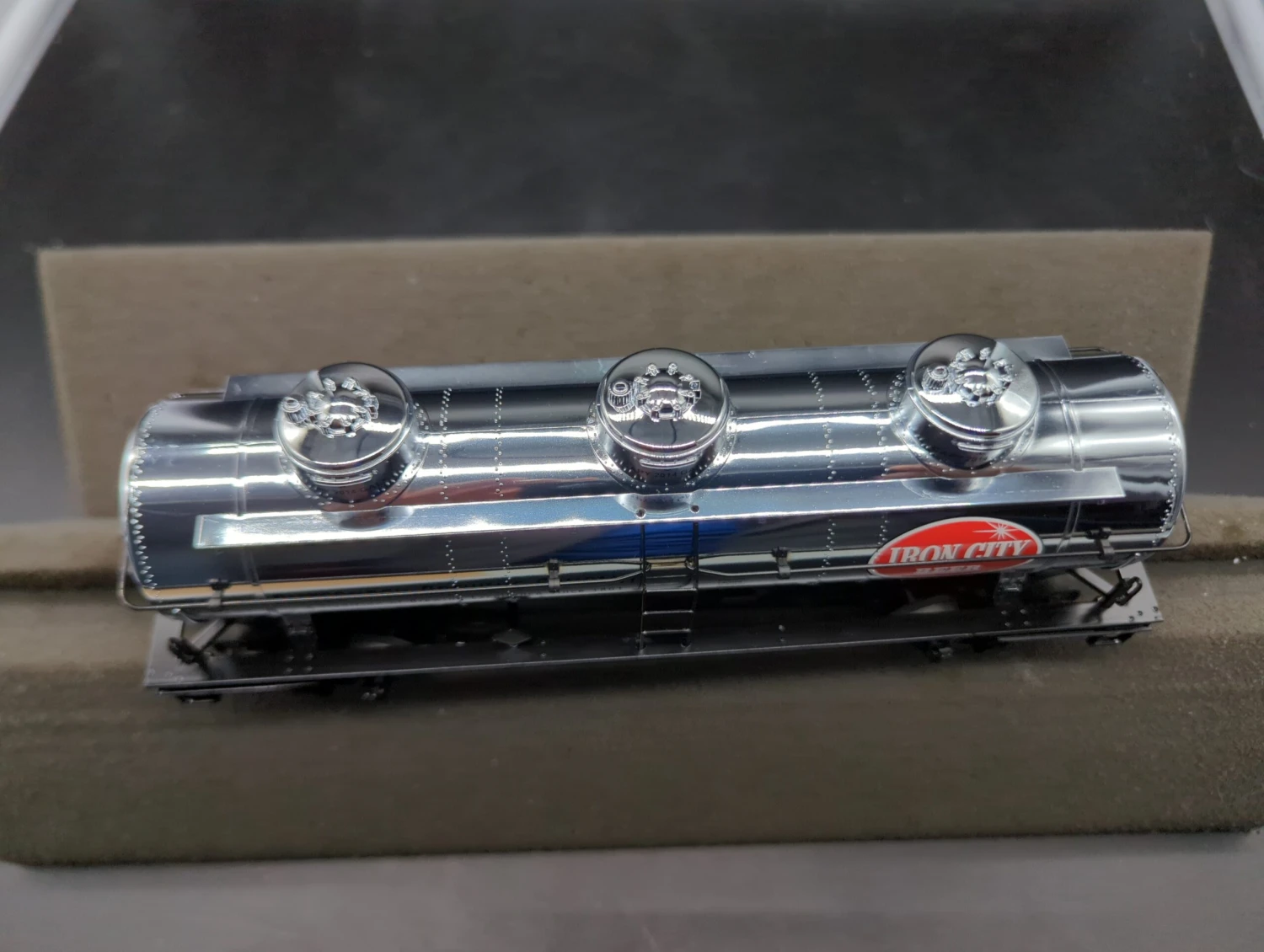 MTH Railking 30-73290 PBC - Iron City 3-Dome Tank Car #Car No. 2009 O SCALE Like New(Mth Railking 30 73290 Pbc Iron City 3 Dome Tank Car Car No 2009 O Scale Like New) 5 MTH Railking 30-73290 PBC - Iron City 3-Dome Tank Car #Car No. 2009 O SCALE Like New(Mth Railking 30 73290 Pbc Iron City 3 Dome Tank Car Car No 2009 O Scale Like New) - Image 3