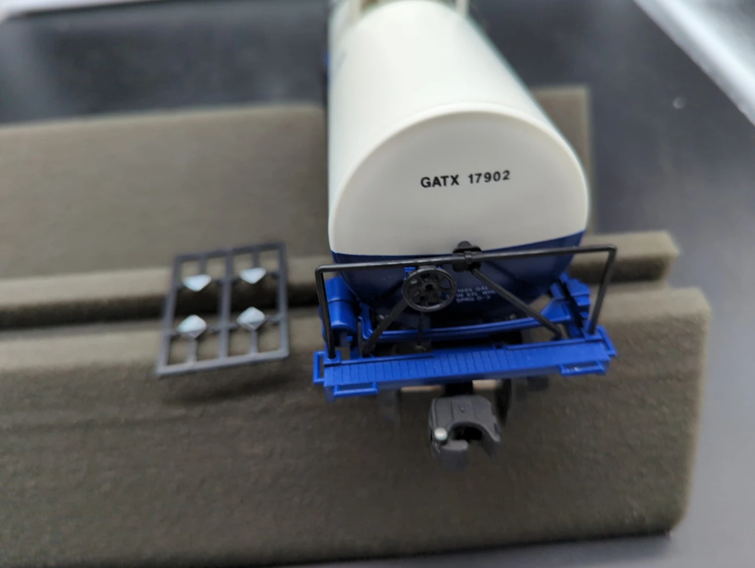 Lionel 6-17902 New Jersey Zink Co. Uni-body Tank Car O SCALE Like New(Lionel 6 17902 New Jersey Zink Co Uni Body Tank Car O Scale Like New) 5 Lionel 6-17902 New Jersey Zink Co. Uni-body Tank Car O SCALE Like New(Lionel 6 17902 New Jersey Zink Co Uni Body Tank Car O Scale Like New) - Image 3